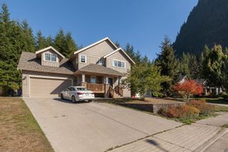 Main Photo: 38616 CHERRY Drive in Squamish: Valleycliffe House for sale in "RAVEN'S PLATEAU" : MLS®# R2818487