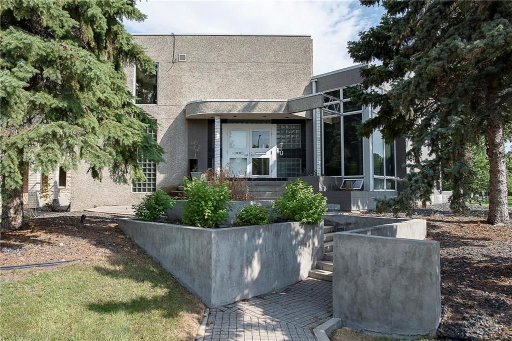 Main Photo: 1 Dunbar Crescent in Winnipeg: Tuxedo Residential for sale (1E)  : MLS®# 202300260