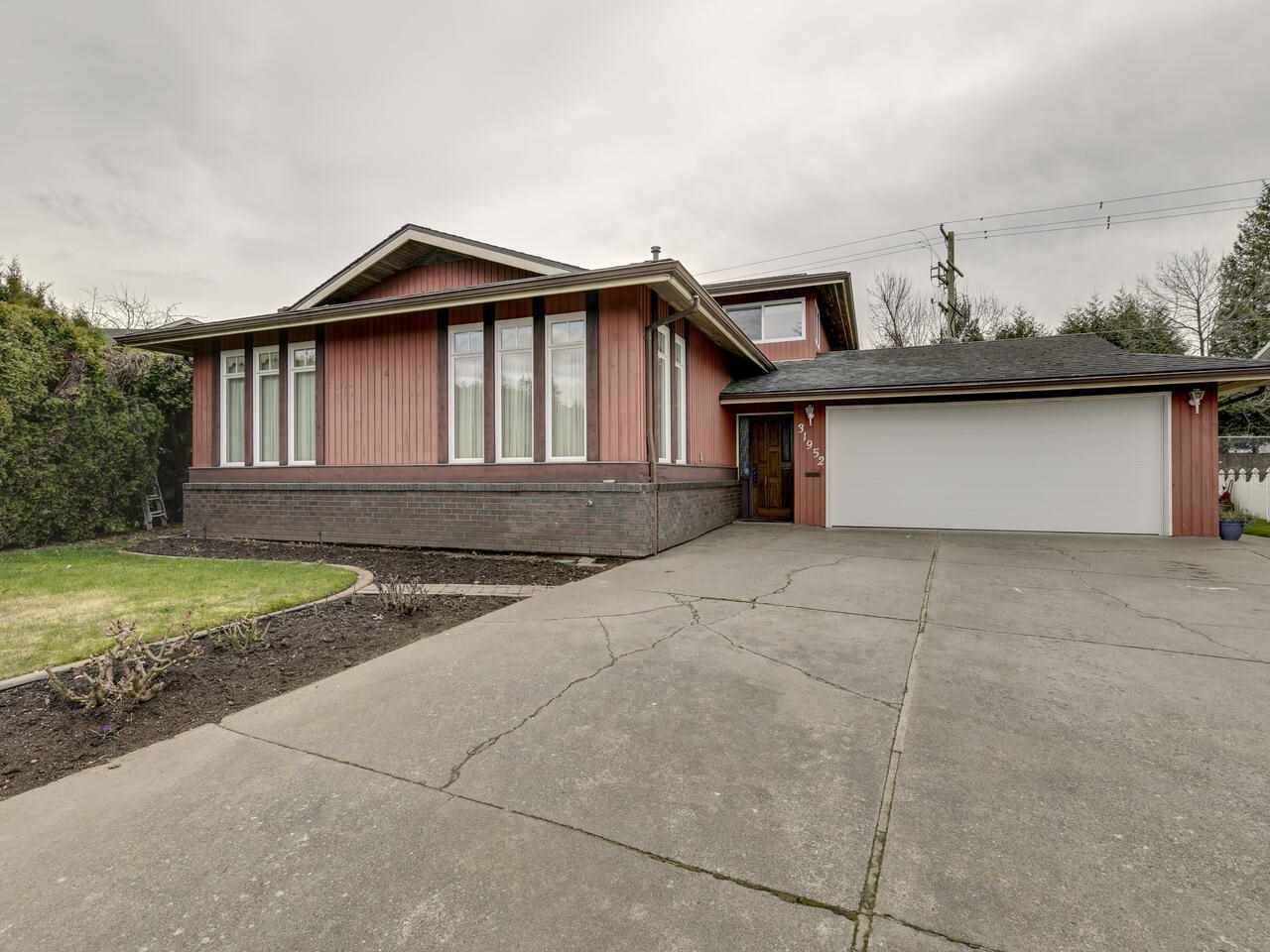 Main Photo: 31952 SATURNA Crescent in Abbotsford: Abbotsford West House for sale : MLS®# R2554983