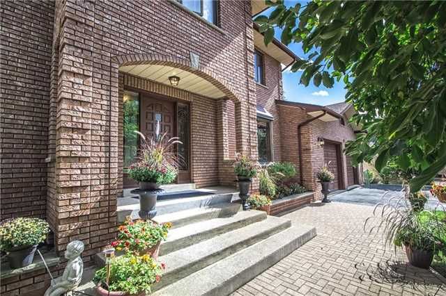 Main Photo: 9 Yongeview Avenue in Richmond Hill: South Richvale House (2-Storey) for sale : MLS®# N3328457