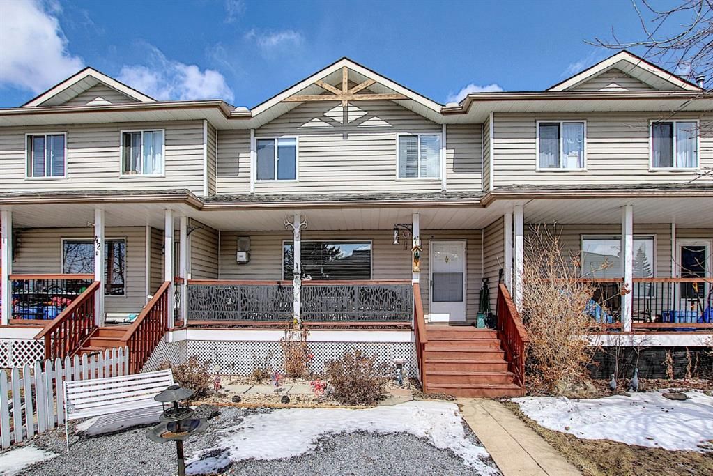 Main Photo: E 42 Green Meadow Crescent: Strathmore Row/Townhouse for sale : MLS®# A1087698