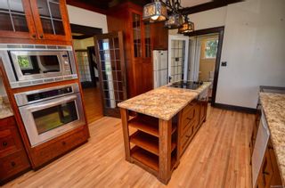Photo 2: 555 Newport Ave in Oak Bay: OB South Oak Bay Single Family Residence for sale : MLS®# 967676