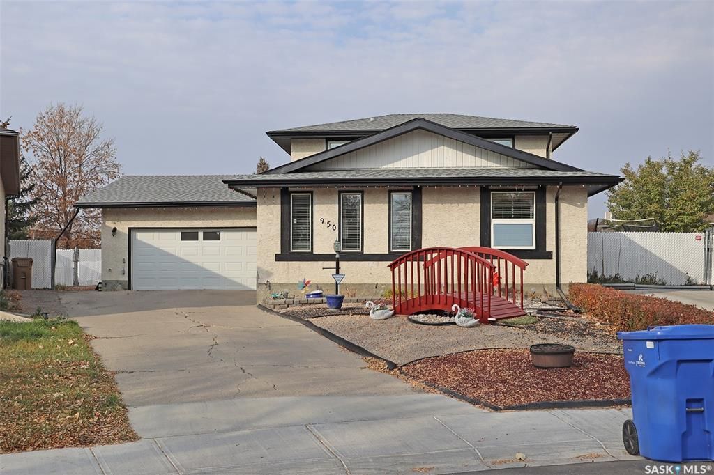 Main Photo: 950 COOK Crescent North in Regina: McCarthy Park Residential for sale : MLS®# SK919036