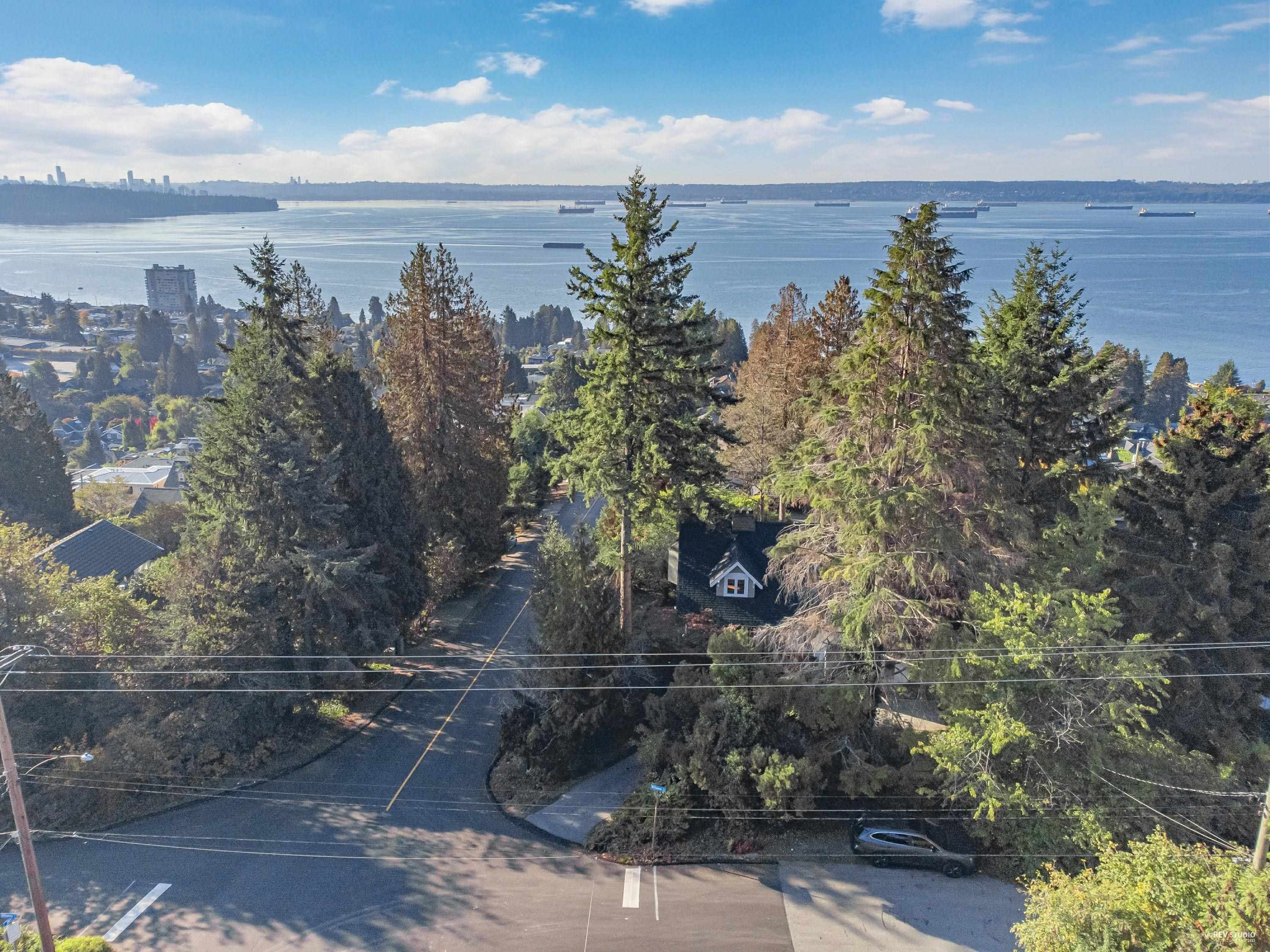 Main Photo: 2602 OTTAWA Avenue in West Vancouver: Dundarave House for sale : MLS®# R2818948