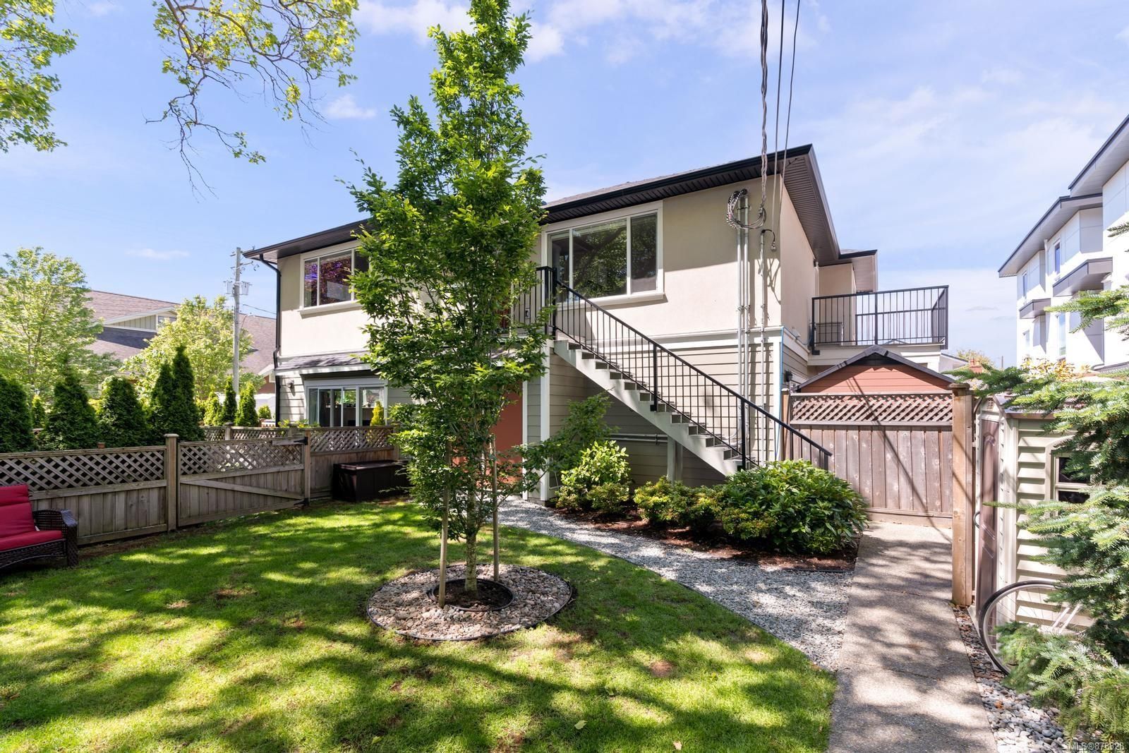 Main Photo: 3 1680 Ryan St in Victoria: Vi Oaklands Row/Townhouse for sale : MLS®# 878328