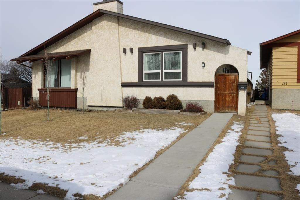 Main Photo: 139 Bergen Crescent NW in Calgary: Beddington Heights Semi Detached for sale : MLS®# A1198045
