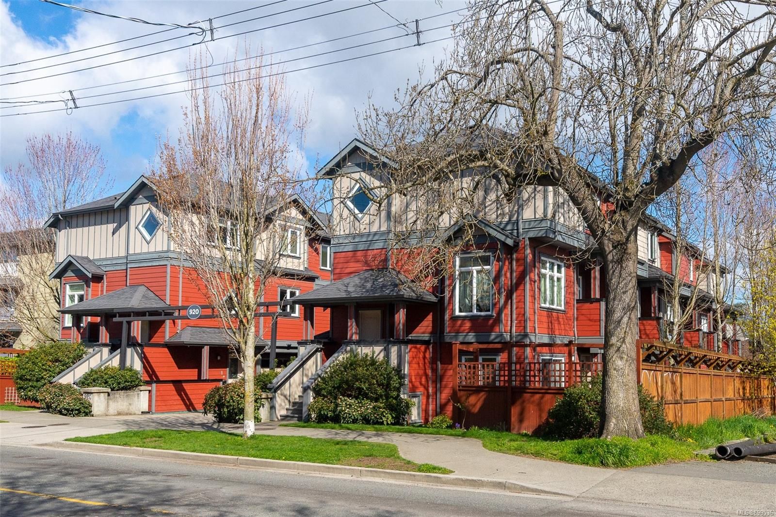 Main Photo: 6 920 Caledonia Ave in Victoria: Vi Central Park Row/Townhouse for sale : MLS®# 899536