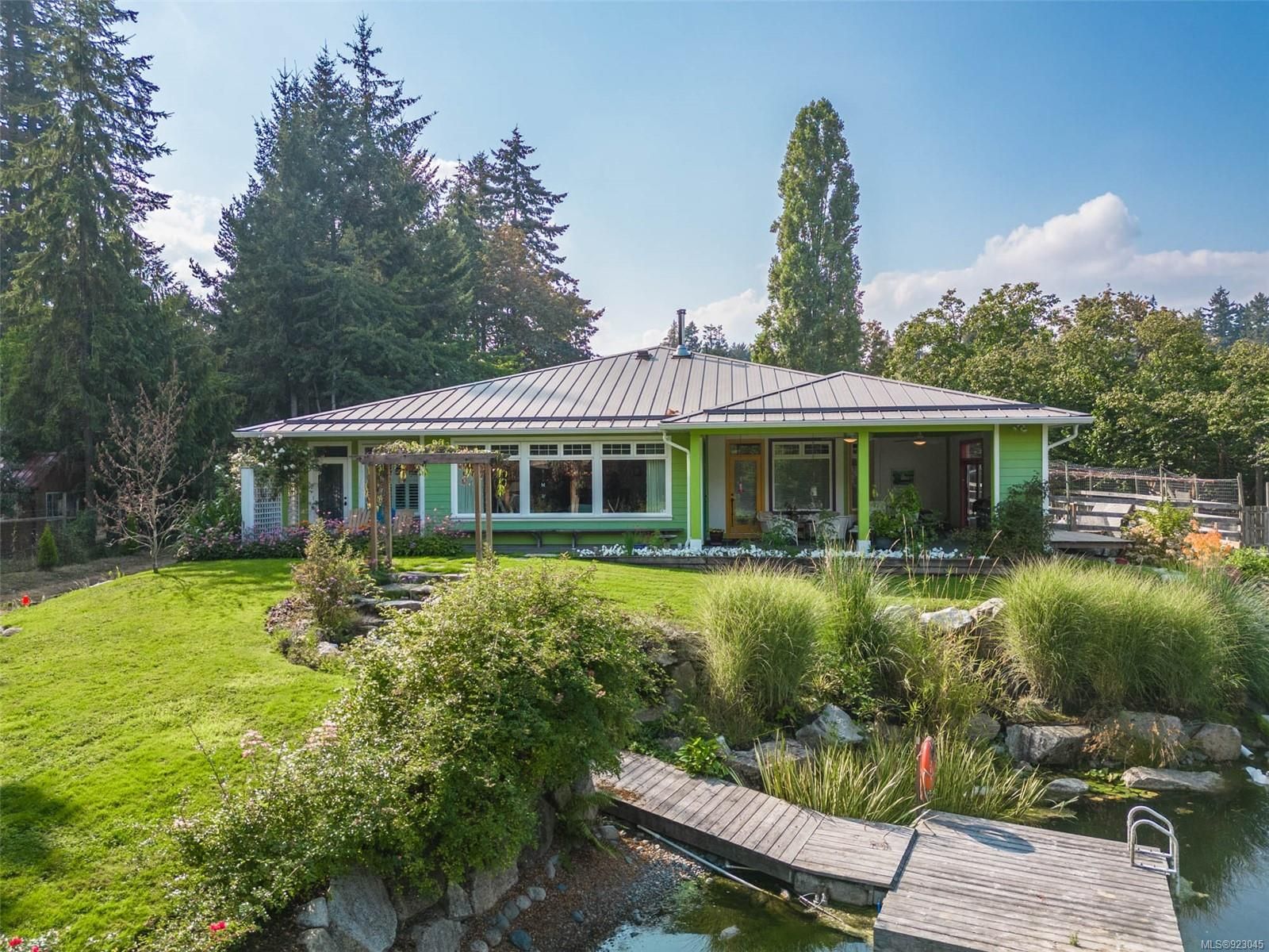 Main Photo: 7219 East Saanich Rd in Central Saanich: CS Saanichton House for sale : MLS®# 923045