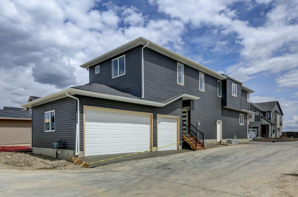 Main Photo: 424 Lawthorn Way SE: Airdrie Detached for sale : MLS®# A2011298
