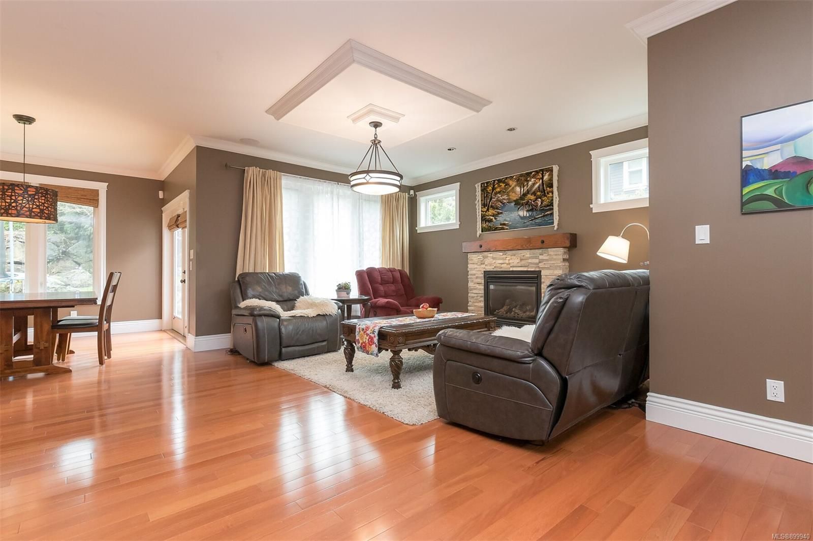 Photo 3: Photos: 3839 South Valley Dr in Saanich: SW Strawberry Vale House for sale (Saanich West)  : MLS®# 899940