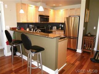 Photo 3: 302 627 Brookside Rd in VICTORIA: Co Latoria Condo for sale (Colwood)  : MLS®# 582794
