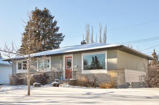 Photo 2: 141 Wedgewood Drive SW in Calgary: Wildwood Detached for sale : MLS®# A2016300