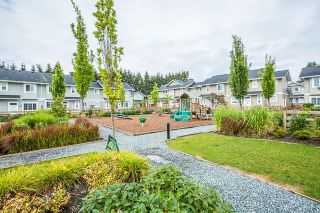 Photo 3: 4 12161 237 Street in Maple Ridge: East Central Townhouse for sale in "VILLAGE GREEN" : MLS®# R2097665