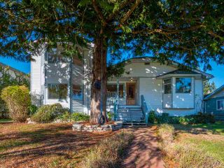 Photo 1: 5748 MERMAID Street in Sechelt: Sechelt District House for sale (Sunshine Coast)  : MLS®# R2315364