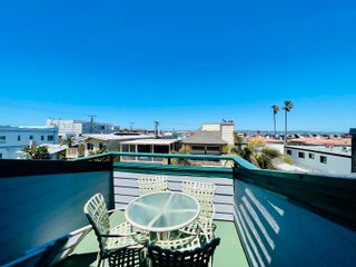 Main Photo: MISSION BEACH Townhouse for sale : 3 bedrooms : 727 Jamaica Ct in San Diego