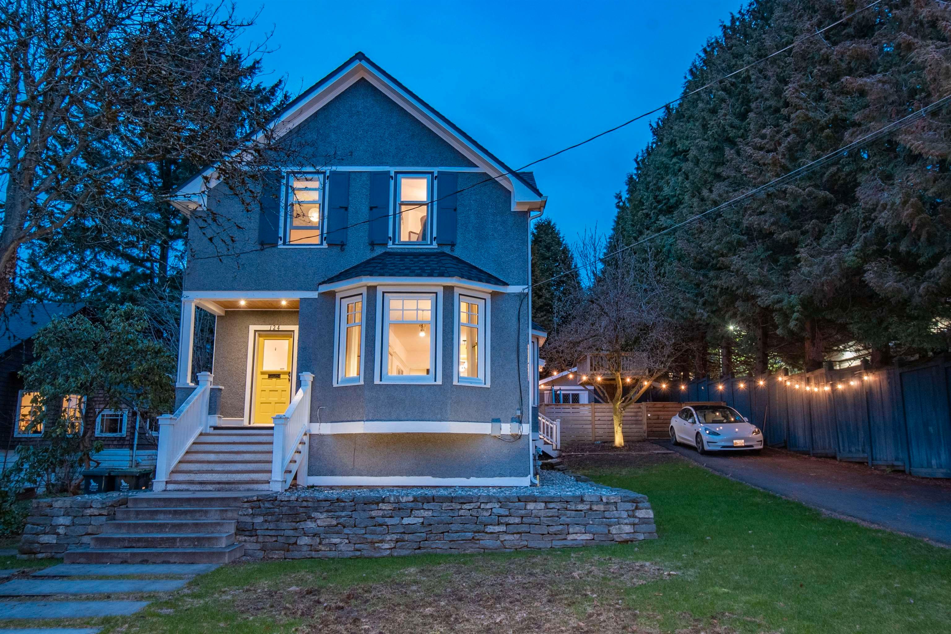 Main Photo: 124 W QUEENS Road in North Vancouver: Upper Lonsdale House for sale : MLS®# R2759536