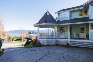Photo 3: 2298 MOUNTAIN Drive in Abbotsford: Abbotsford East House for sale in "Mountain Village" : MLS®# R2833898