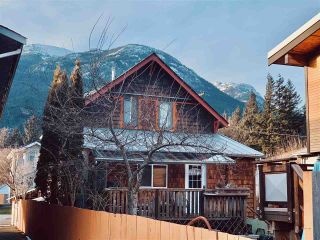 Photo 1: 38044 FIFTH Avenue in Squamish: Downtown SQ House for sale : MLS®# R2539837
