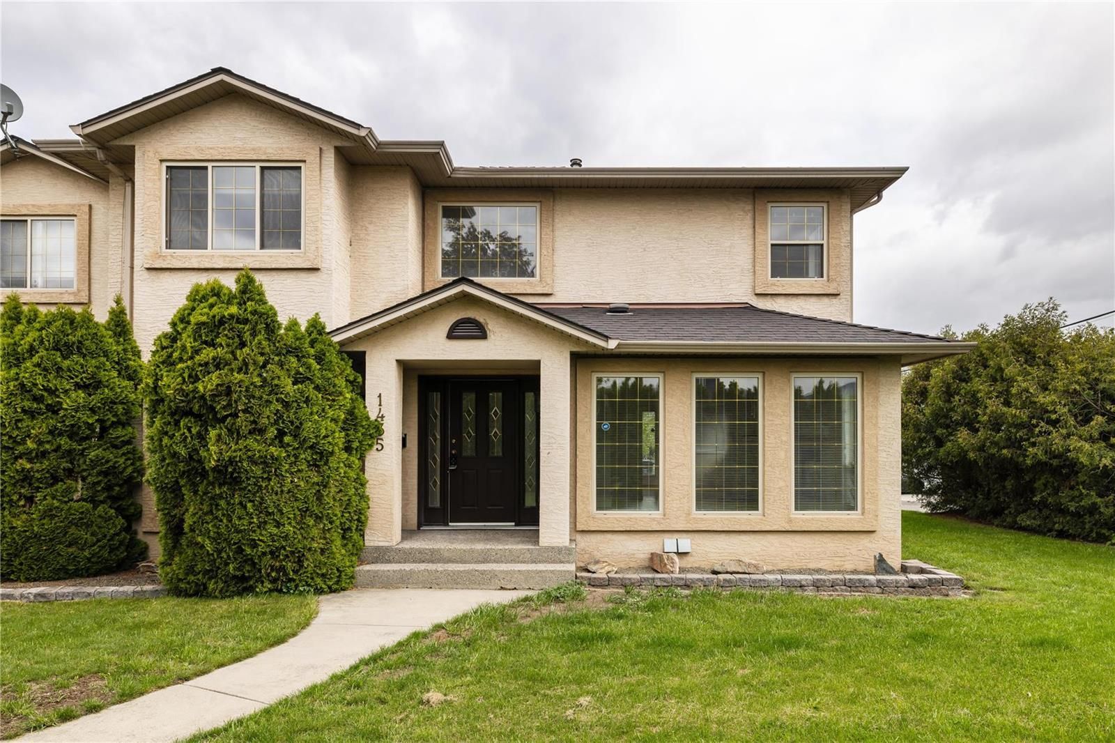 Main Photo: 1435 Cherry Crescent, W in Kelowna: House for sale : MLS®# 10272436