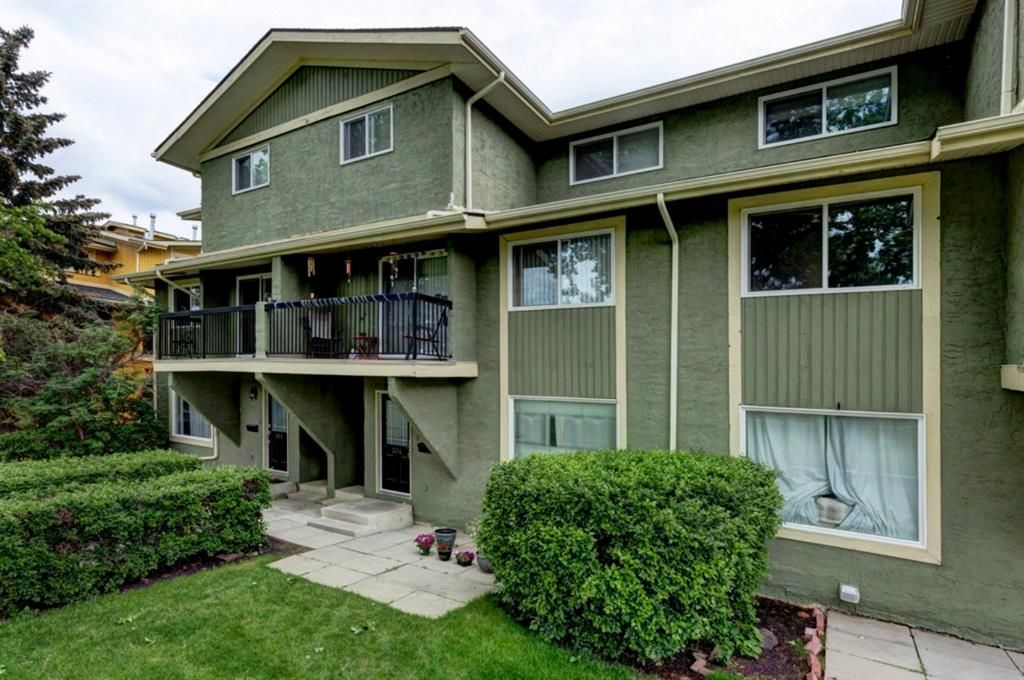 Main Photo: 303 2200 Woodview Drive SW in Calgary: Woodlands Row/Townhouse for sale : MLS®# A1255923