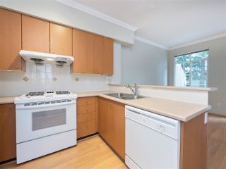 Photo 4: 3280 CLERMONT Mews in Vancouver: Champlain Heights Townhouse for sale in "Bordeaux" (Vancouver East)  : MLS®# R2339931