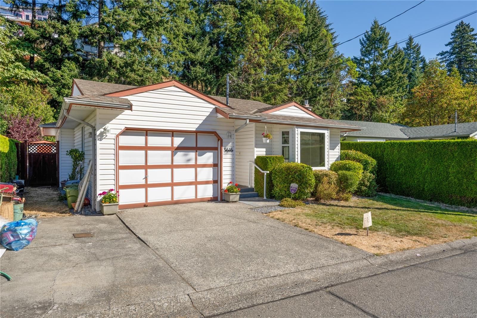 Main Photo: 3616 Rockcliffe Dr in Nanaimo: Na Departure Bay House for sale : MLS®# 920299