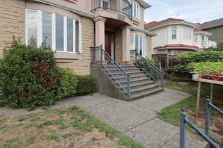 Photo 2: 1877 E 64TH Avenue in Vancouver: Fraserview VE House for sale (Vancouver East)  : MLS®# R2812478