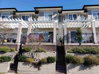 Photo 2: 32 1010 EWEN Avenue in New Westminster: Queensborough Townhouse for sale in "WINDSOR MEWS" : MLS®# R2343402