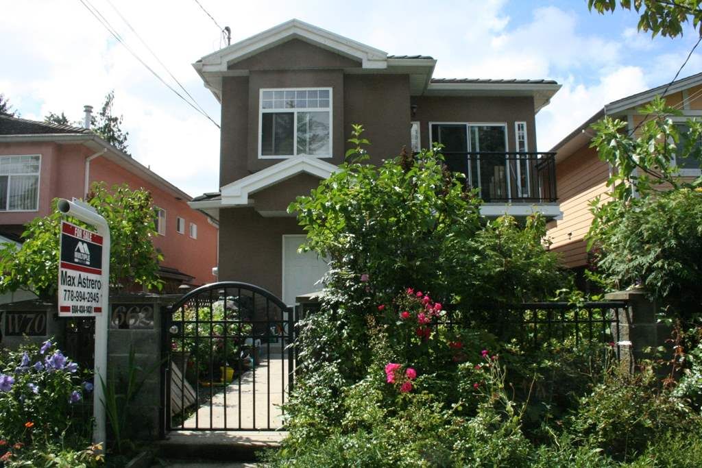 Front unit half-duplex with great curbside appeal and situated in prime area.