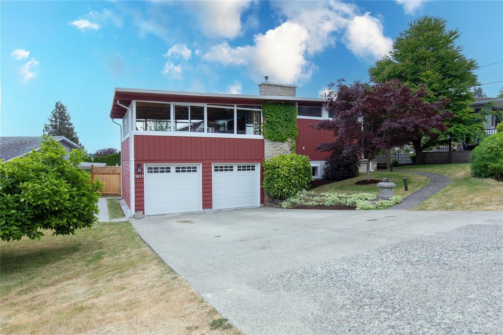 Main Photo: 1011 Beach Dr in Nanaimo: Na Departure Bay House for sale : MLS®# 952296