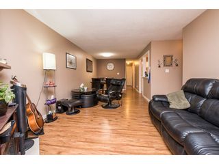 Photo 6: 10531 HOLLY PARK Lane in Surrey: Guildford Townhouse for sale in "HOLLY PARK LANE" (North Surrey)  : MLS®# R2147163