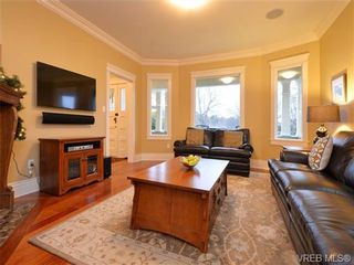 Photo 3: 1423 Thurlow Rd in VICTORIA: Vi Fairfield West House for sale (Victoria)  : MLS®# 717498