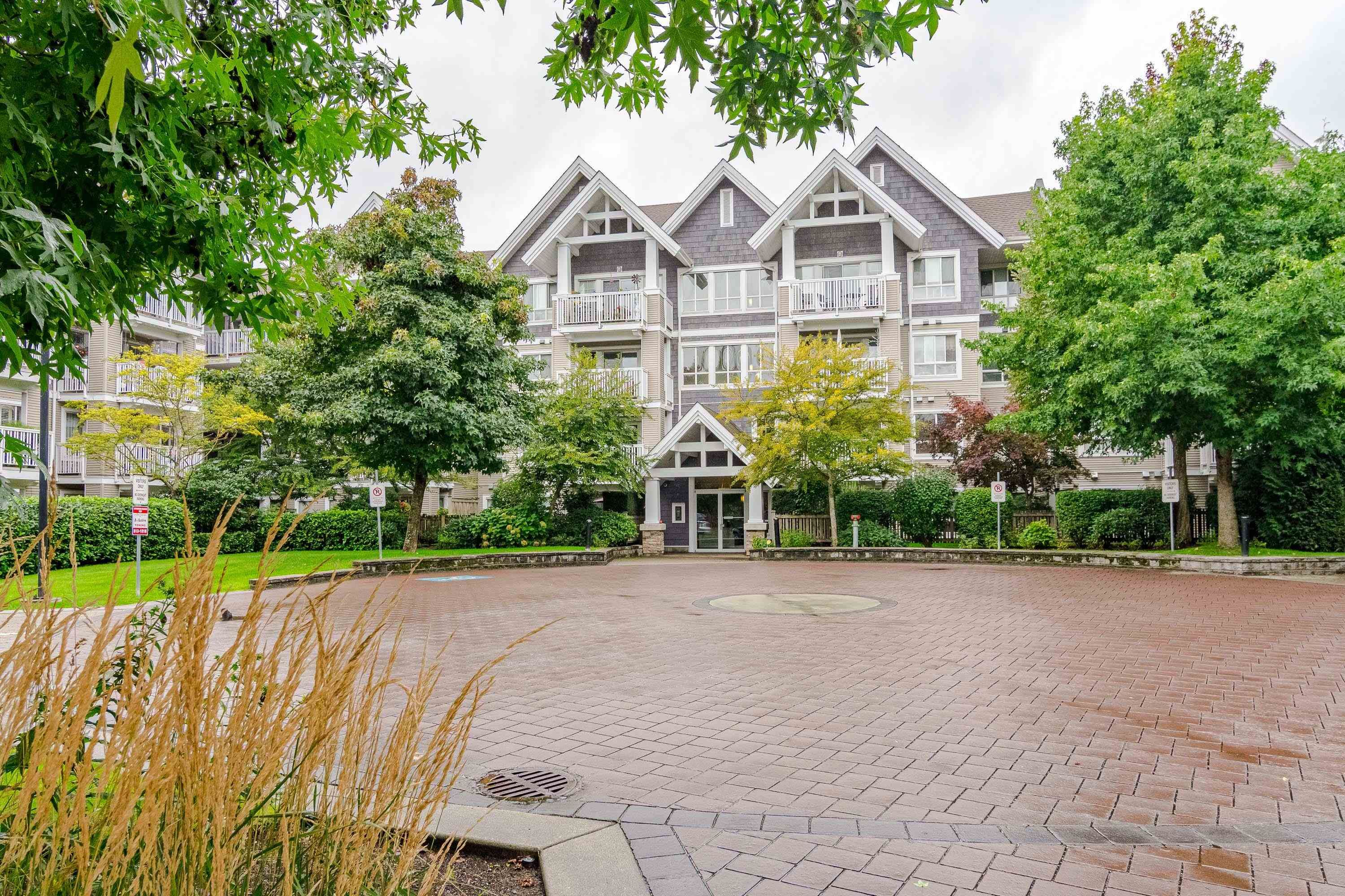 Main Photo: 311 20750 DUNCAN Way in Langley: Langley City Condo for sale in "Fairfield Lane" : MLS®# R2700887