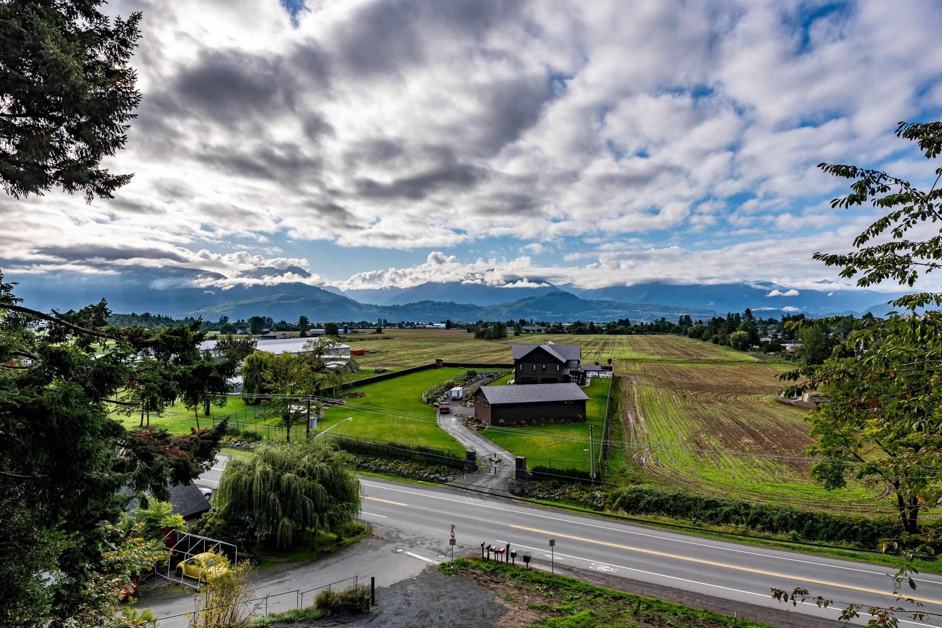 Main Photo: 47005 YALE Road in Chilliwack: Little Mountain House for sale : MLS®# R2713503