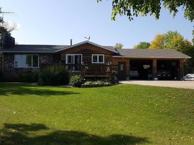 Main Photo: 1402 Breezy Point Road in Selkirk: Breezy Point Residential for sale (R13)  : MLS®# 202330754
