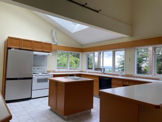 Photo 5: 568 ST. ANDREWS Place in West Vancouver: Glenmore House for sale : MLS®# R2662022