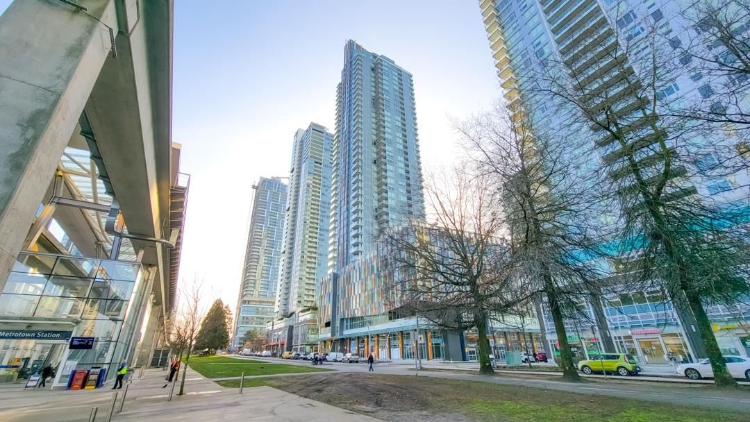 Main Photo: 2807 4458 BERESFORD Street in Burnaby: Metrotown Condo for sale (Burnaby South)  : MLS®# R2747617