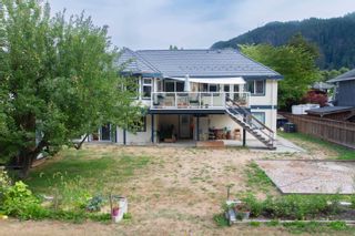Photo 3: 1551 EAGLE RUN Drive in Squamish: Brackendale House for sale : MLS®# R2805378
