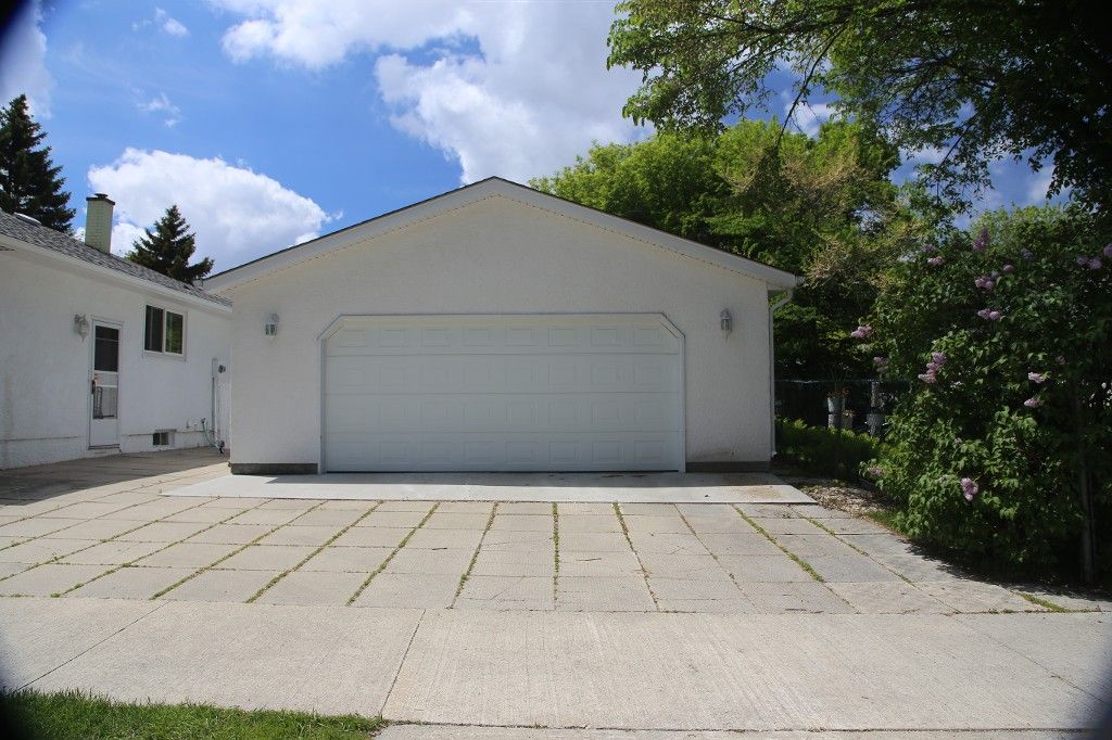 Photo 4: Photos: 3 Hedges Bay in Winnipeg: Crestview Single Family Detached for sale (West Winnipeg)  : MLS®# 1414238