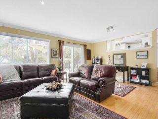 Photo 3: 13496 15A Avenue in Surrey: Crescent Bch Ocean Pk. House for sale in "Marine Terrace" (South Surrey White Rock)  : MLS®# R2152319