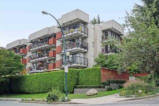 Photo 1: 104 2142 CAROLINA Street in Vancouver: Mount Pleasant VE Condo for sale in "Wood Dale" (Vancouver East)  : MLS®# R2401576