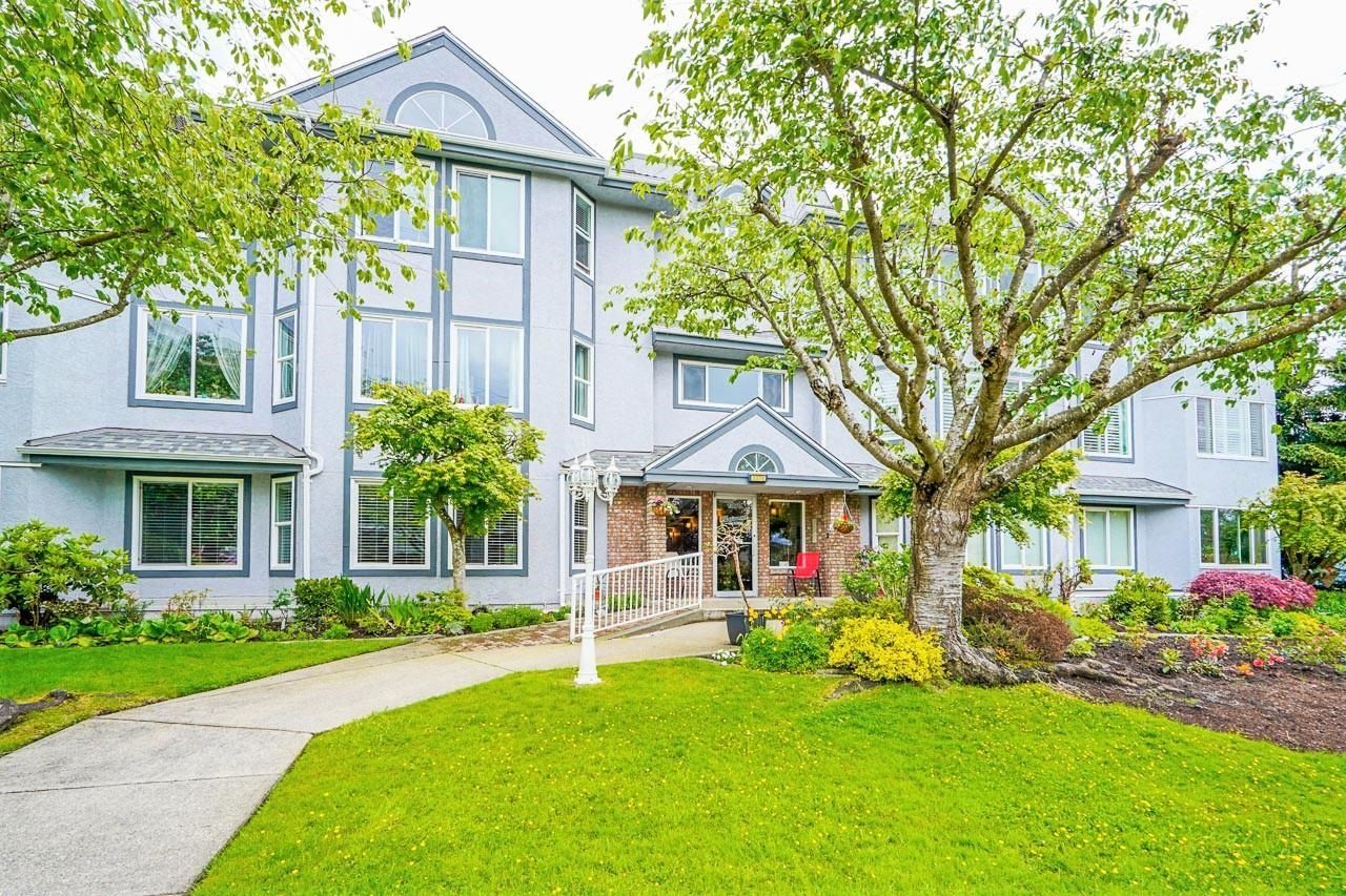 Main Photo: 303 1378 FIR Street: White Rock Condo for sale in "CHATSWORTH MANOR" (South Surrey White Rock)  : MLS®# R2694376