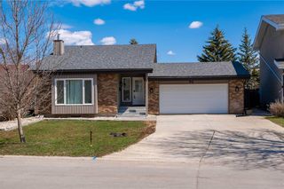 Photo 1: 92 Trowbridge Bay in Winnipeg: House for sale : MLS®# 202307596