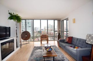 Photo 3: 604 950 CAMBIE Street in Vancouver: Yaletown Condo for sale in "LANDMARK" (Vancouver West)  : MLS®# R2134984