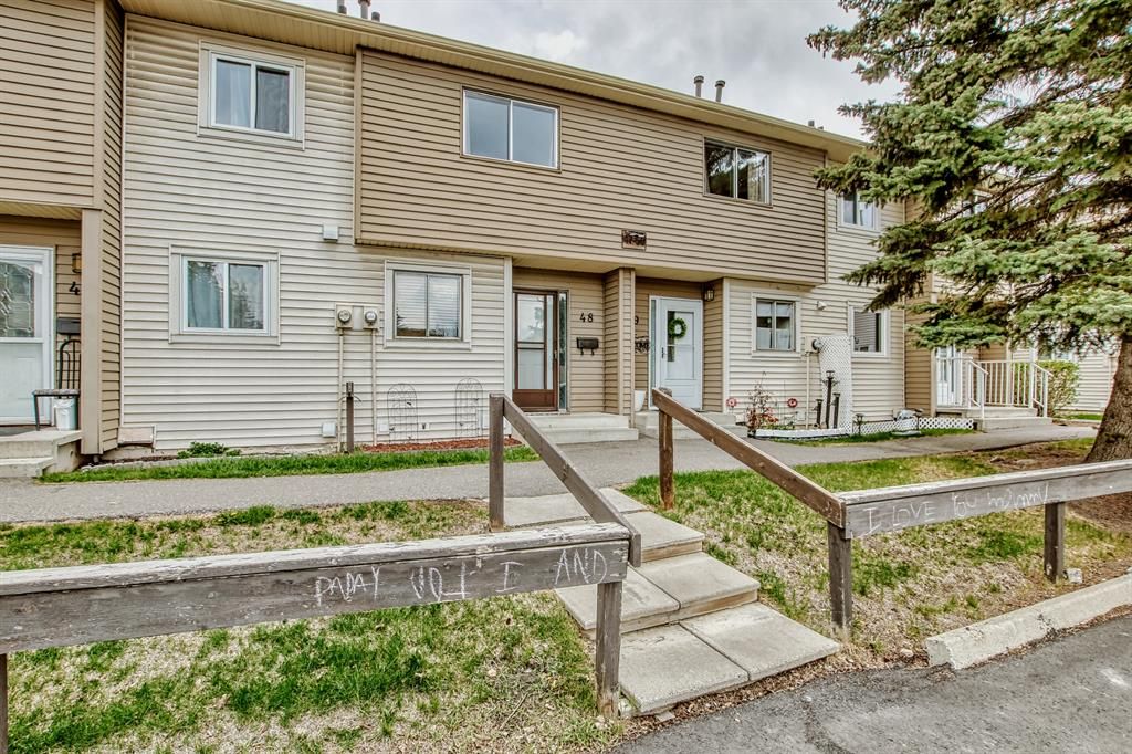 Main Photo: 48 2519 38 Street NE in Calgary: Rundle Row/Townhouse for sale : MLS®# A2048059