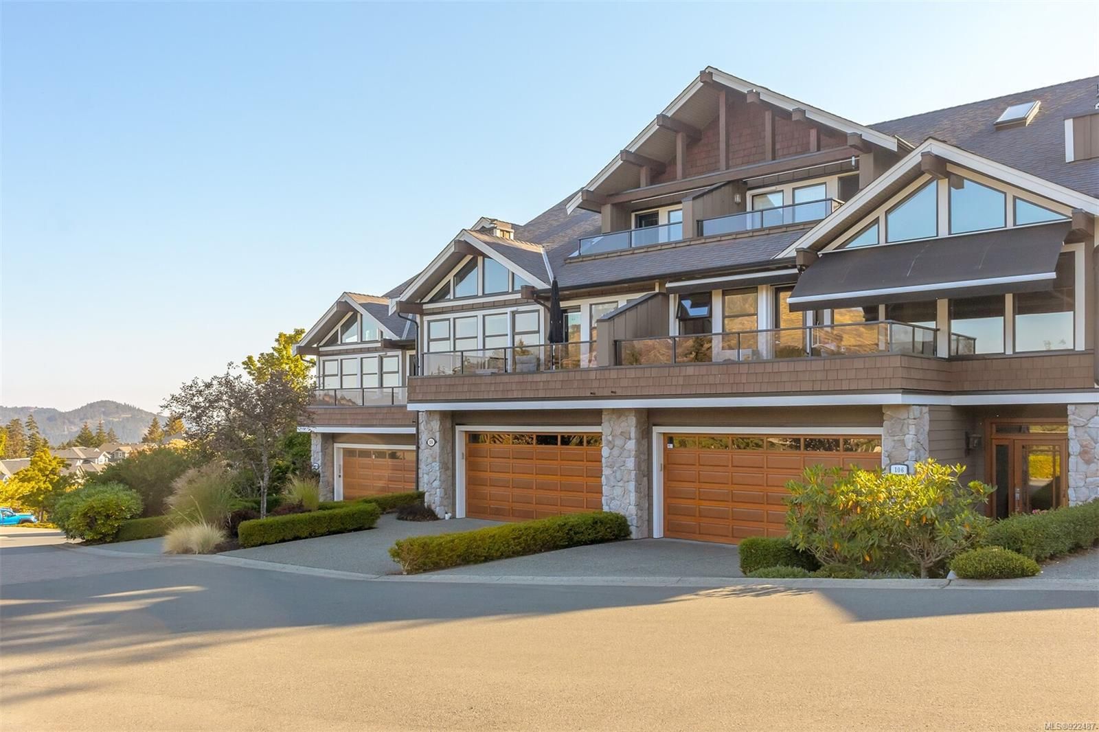Main Photo: 104 1244 Muirfield Pl in Langford: La Bear Mountain Row/Townhouse for sale : MLS®# 922487