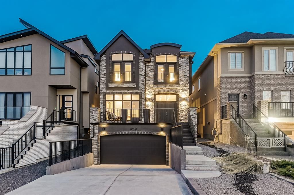 Main Photo: 439 31 Avenue NE in Calgary: Winston Heights/Mountview Detached for sale : MLS®# A2046097