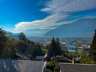 Photo 3: 38287 VISTA Crescent in Squamish: Hospital Hill House for sale in "Hospital Hill" : MLS®# R2733074