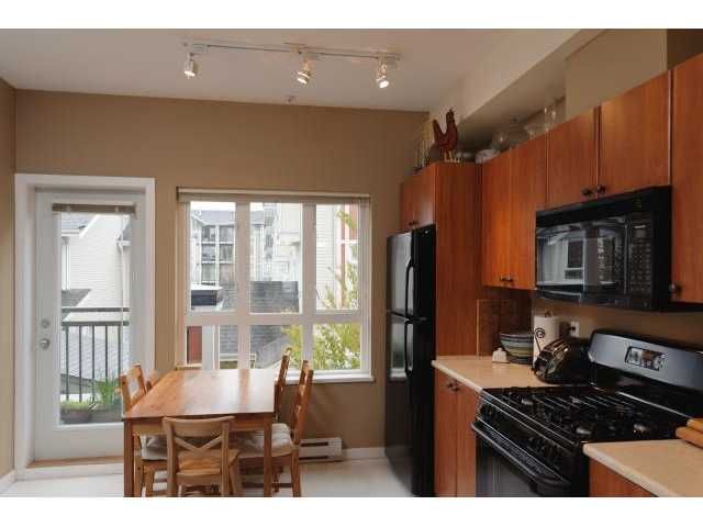 Photo 4: Photos: 3208 E 54TH Avenue in Vancouver: Champlain Heights Townhouse for sale in "CHAMPLAIN VILLAGE" (Vancouver East)  : MLS®# V893730