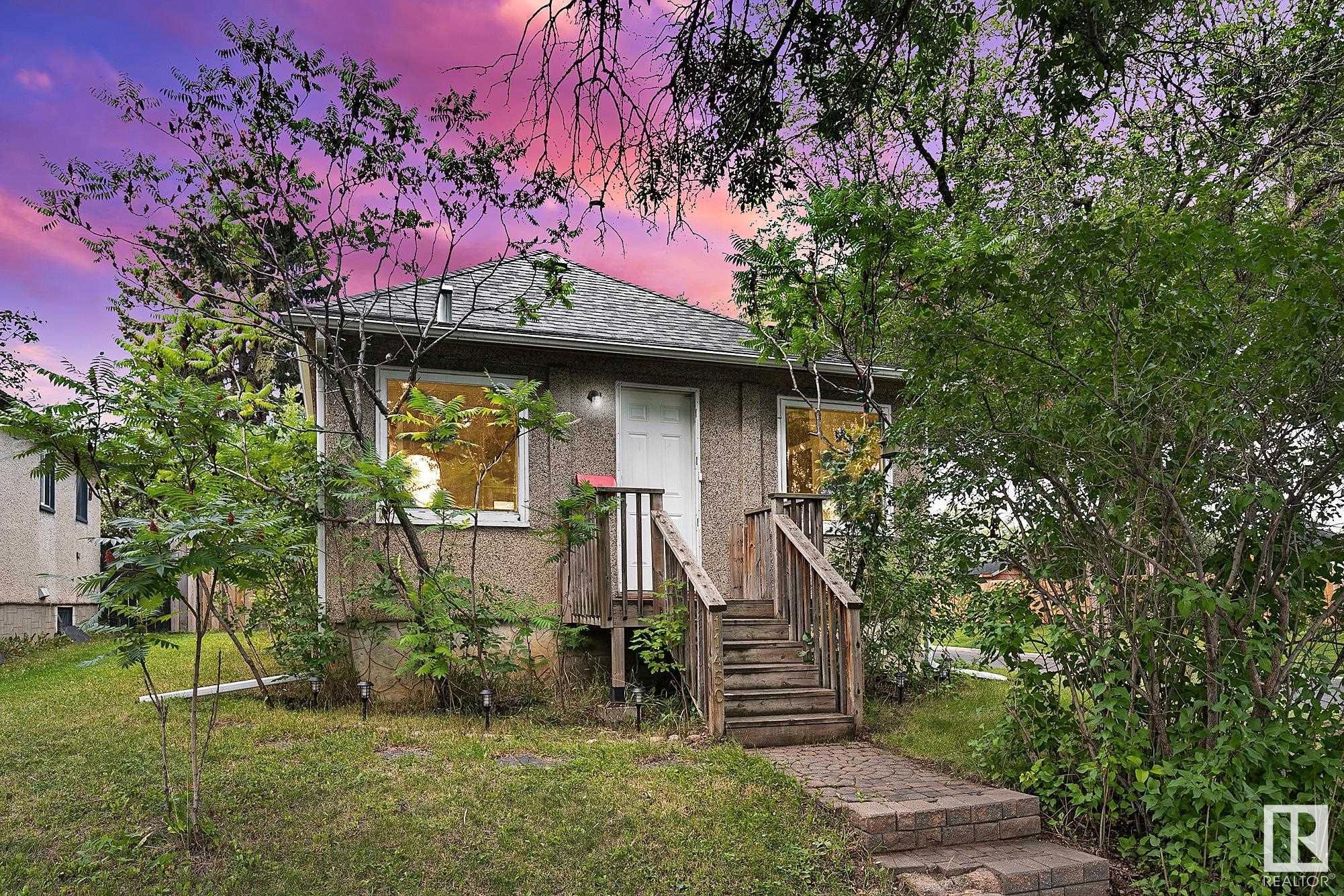 Main Photo: 11450 71 Street in Edmonton: Zone 09 House for sale : MLS®# E4308554